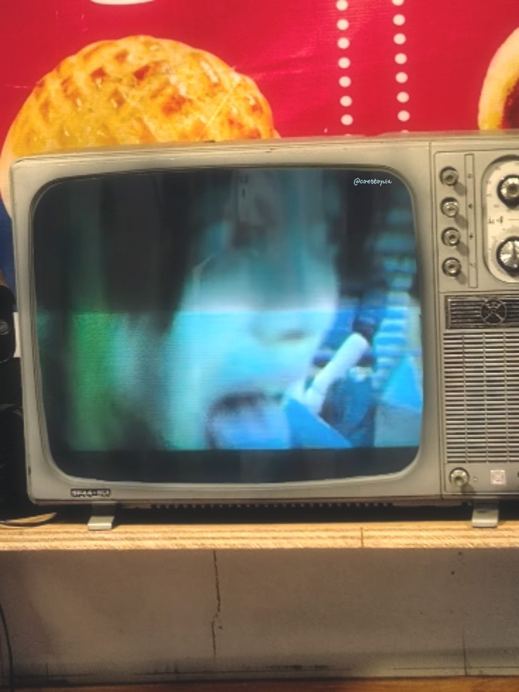 coertopia's tweet photo. date with filchi #juhoon tas dumaan kayo binondo tv camera, he's casually showing you na di naman daw kumulay dragon fruit juice sa dila niya, na para bang di niya inagaw yung last piece ng milky bicho na kakainin mo na dapat https://t.co/jp2j2ugGbt