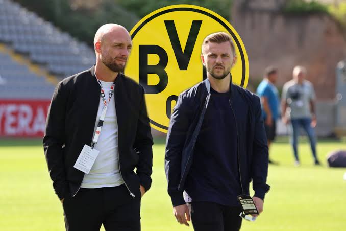 Gazpachen's tweet photo. El upgrade que metió Borussia Dortmund en la dirección deportiva es ENORME.

Ole Book contó que David Blacha, su mano derecha, le preguntó en los últimos días de mercado si le apetecía mirar algunos candidatos para el PRÓXIMO mercado.

"Al principio me pareció un poco extraño, pero unos minutos después estábamos los dos analizando todo. Definitivamente, es una adicción. Podrías decirlo así".

Pensar que Sebastian Kehl pasó 3 mercados con Ryan Cherki ofreciéndose y cuando se decidió apareció el Manchester City para llevárselo.

La diferencia es gigante. GIGANTE.