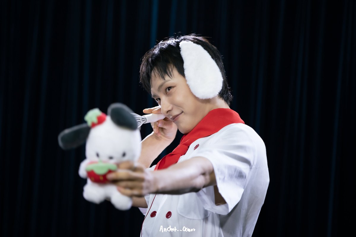 anchor__ocean's tweet photo. 260913 NOVERA SHOP  
[LOVE METHOD] 팬사인회  

😆😆

#박준희 #JUNHEE
@official_junhee https://t.co/Qrp0Ci7K24