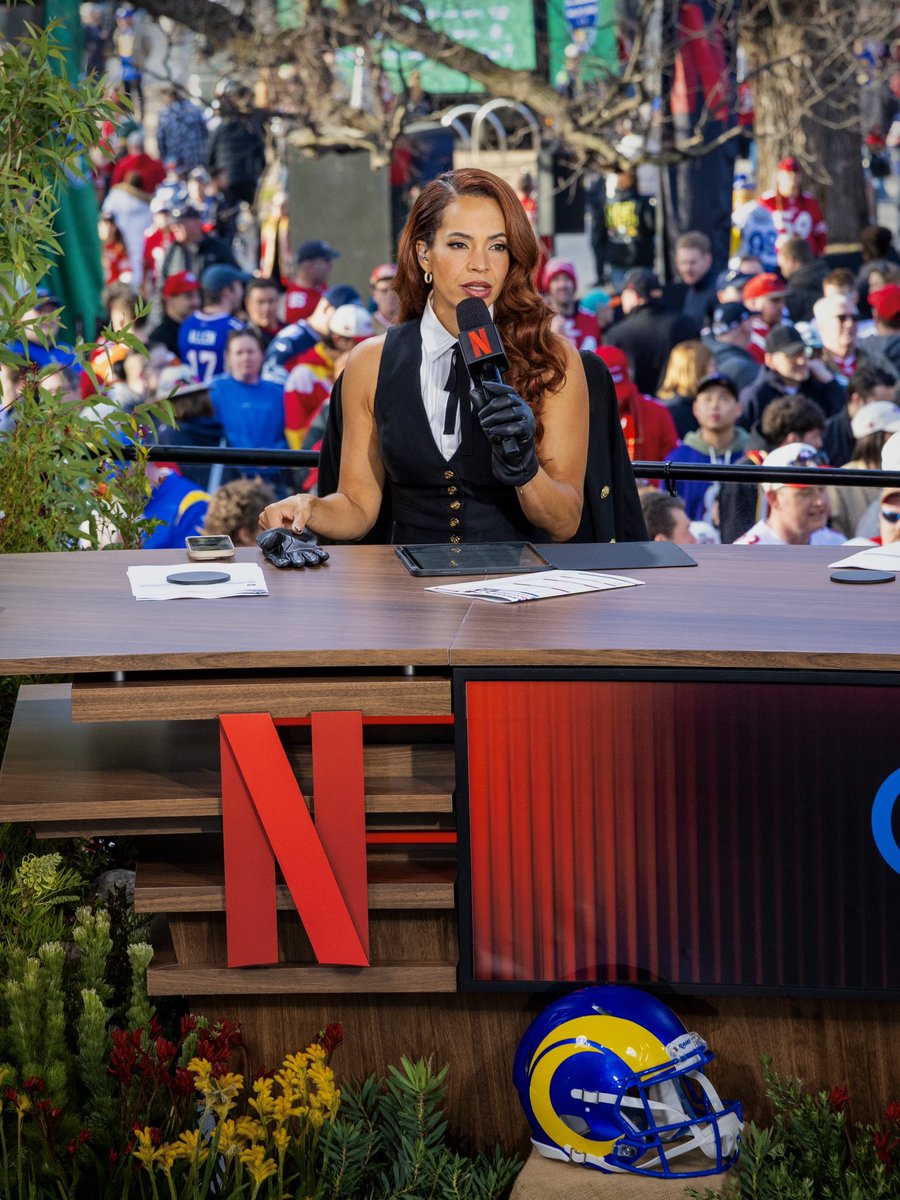 elleduncantv's tweet photo. Hosted the first-ever NFL game in Australia. What a sentence. 🥹🏈🇦🇺🦘🐨✨
Little Elle would’ve lost her mind.
Big Elle kinda did too. https://t.co/H7eCf8FUjF