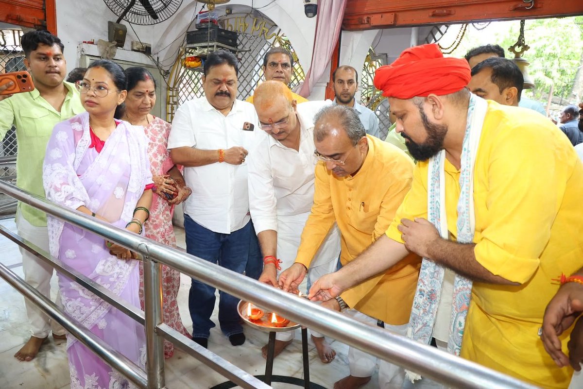 mangalpandeybjp's tweet photo. आज सिवान के माँ दुर्गा मंदिर में आदरणीय  प्रधानमंत्री श्री  @narendramodi जी के जन्मदिन के शुभ अवसर पर उनके स्वस्थ एवं दीर्घायु होने की कामना की। https://t.co/1wlYfT6UxN