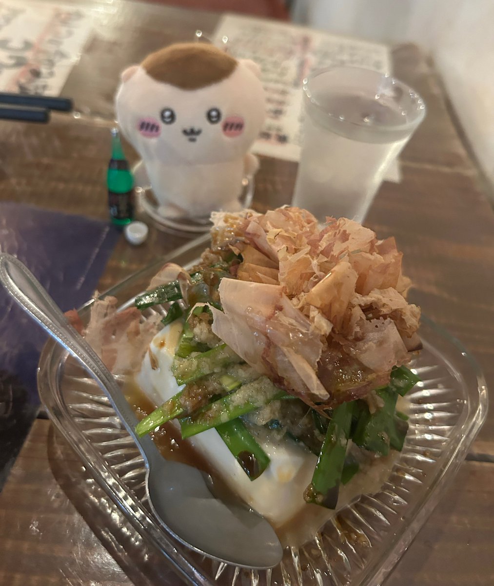 SanPonpoko's tweet photo. ２杯目は「くどき上手Jr.」のなんかいっぱい書いてあったけど老眼で読めずのお酒。ニラやっこでくりまんじゅう先輩と飲みました。
#日本酒 https://t.co/JpkrdNRbpS