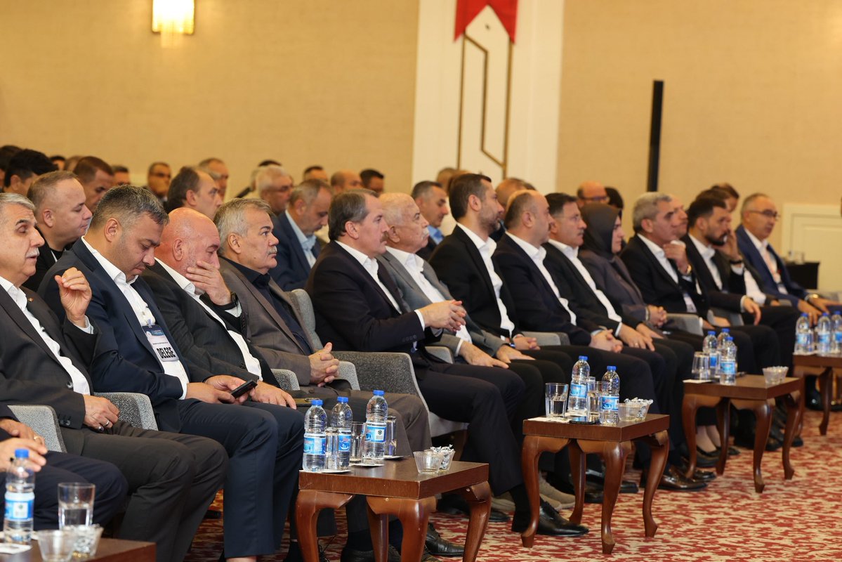 yusufyazgan37's tweet photo. 81 ilimizden gelen teşkilatımızın sarsılmaz iradesiyle 8. Olağanüstü Genel Kurulumuzu gerçekleştiriyoruz.

Memur-Sen Konfederasyonumuz Genel Başkanı Sayın Ali Yalçın’a, Kurucu Genel Başkanımız Mehmet Fatih Uğurlu’ya, Önceki Dönem Genel Başkanımız Metin Yılancı’ya ve heyecanımızı paylaşan tüm dava arkadaşlarıma katılımları ve destekleri için teşekkür ediyorum.

Bu salondaki coşku; kamu görevlilerimizin hakkını ve geleceğini teminat altına alan asıl güçtür. Üyelerimizin hak ve emek mücadelesini kararlılıkla büyütmeye devam edeceğiz.

Genel kurulumuz teşkilatımıza ve tüm kamu çalışanlarımıza hayırlı olsun. Biriz, beraberiz, birlikte daha güçlüyüz.