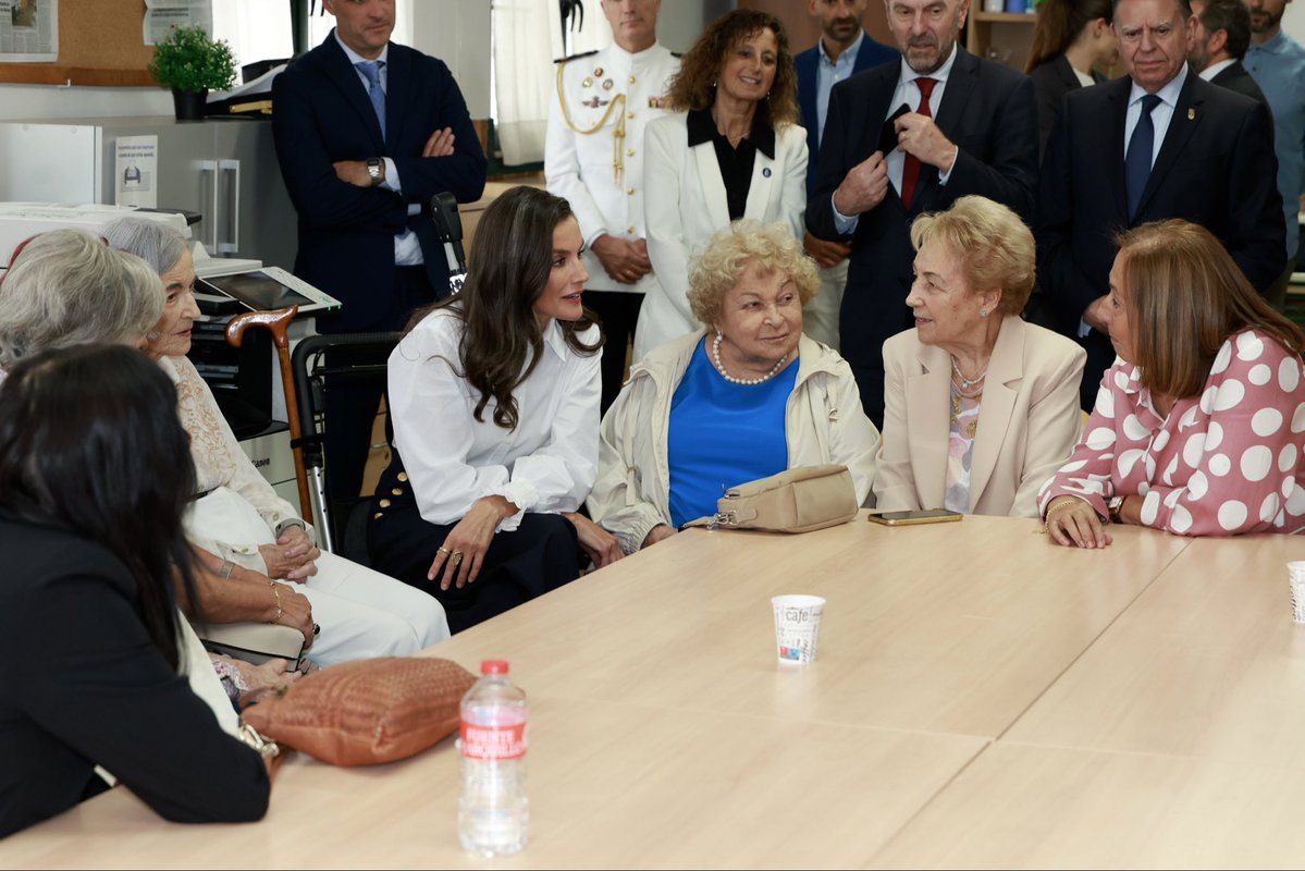 CasaReal's tweet photo. Encuentro de la Reina con el Consejo Escolar y representantes del AMPA, y con antiguos profesores y alumnos con los que coincidió durante su etapa de alumna del CEIP Gesta, en Oviedo. 

➡️https://t.co/VkhvSwWXvT https://t.co/XtLGf1wacA