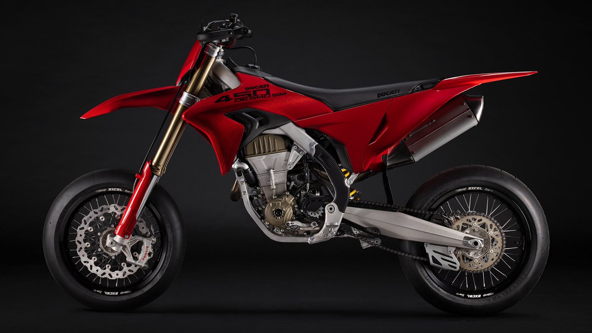 DucatiMotor's tweet photo. It’s finally here. Meet the Desmo450 SM, the bike with supermoto built into every detail. Made to attack corners and take on the competition, but equally as ready for "just-for-fun" rides. Desmo Slideways. https://t.co/omgOXE0e64

#Ducati #Supermoto #Supermotard #Desmo450SM https://t.co/LMr9VHHiJM