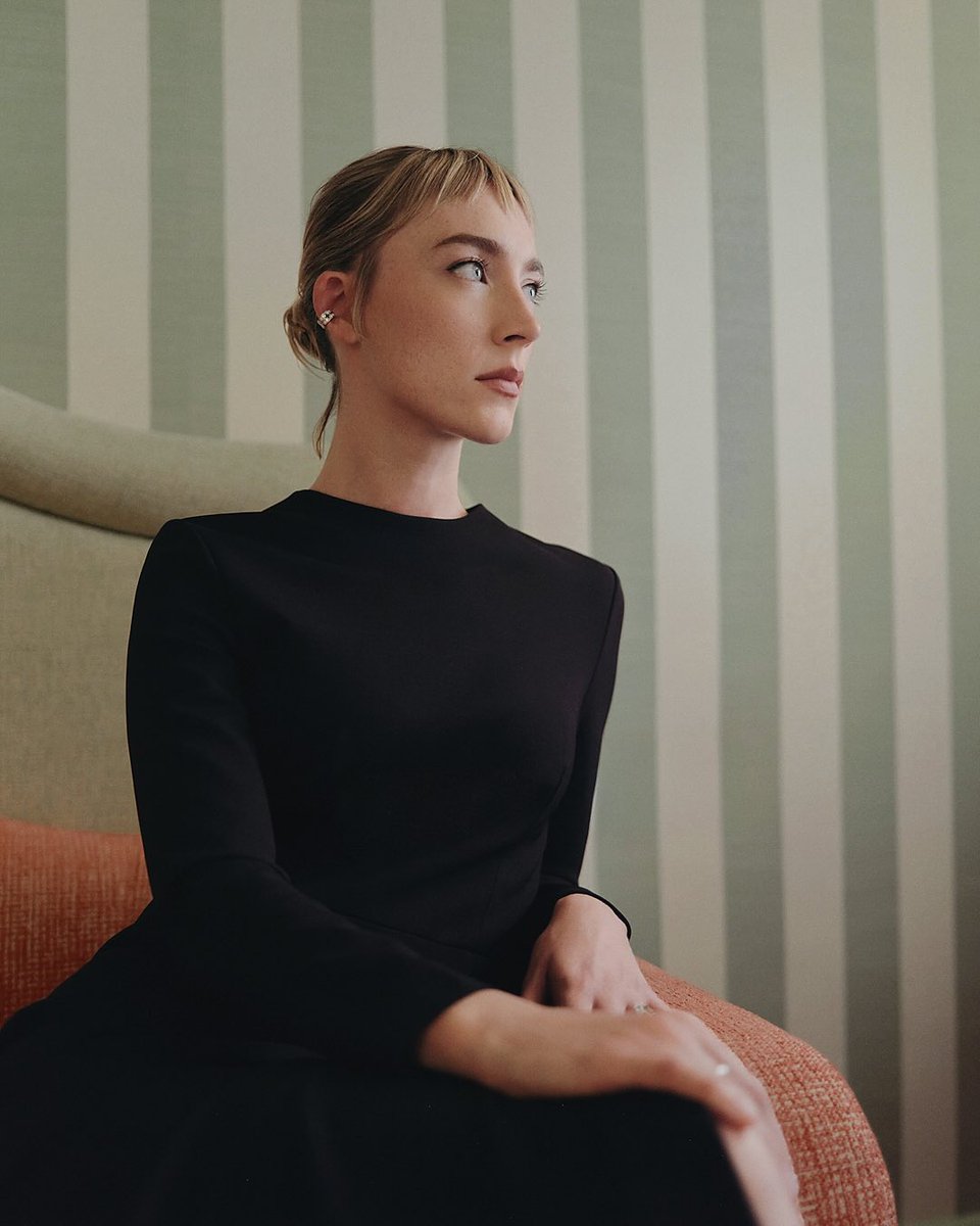 saoirsefiles's tweet photo. Saoirse Ronan on a movie she would have loved to see in theaters: 

“This is to my shame and it's only because for personal reasons I couldn't go see ‘ONE BATTLE AFTER ANOTHER’ in the cinema when it was in the cinema. So I had to watch it at home. I loved it so much. I only watched it like a month ago. And I still had an incredible experience watching it in my living room, but I do wish I could have seen that on the big screen just because PTA is the greatest and I think that he deserves all our money.”