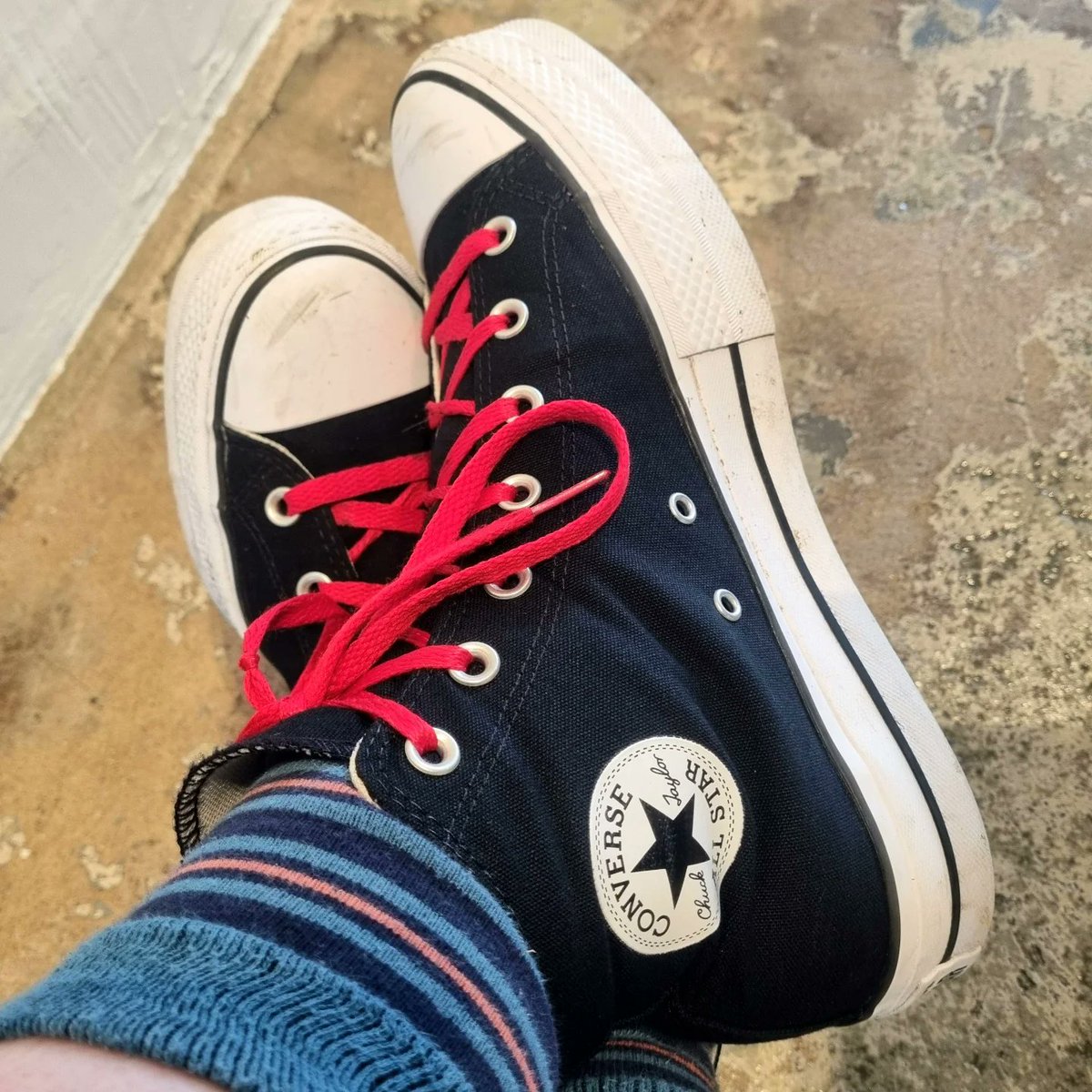 FrancisListen's tweet photo. Ending the year with gratitude is making my days better. Today, I’m grateful for these super-comfy shoes—the two pairs I wear repeatedly because they’re the most comfortable I’ve ever owned. My Converse platforms feel like clouds, while my Doc https://t.co/xhYhmiR4qU