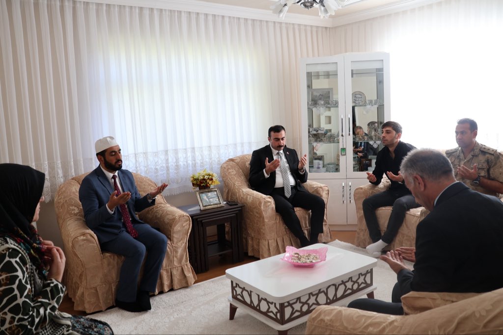 kaymakamlikcat's tweet photo. Kaymakamımız Erkan ŞAHİN, beraberinde İlçe Jandarma Komutan V. Yüzbaşı İhsan GÖVLER, İlçe Emniyet Müdür V. Başkomiser Resul DURSUN, İlçe Müftüsü Uğur İNCE ve SYDV Müdür V. Yahya KURT ile şehadetinin yıl dönümü vesilesiyle kahraman şehidimiz Jandarma Er Mehmet SÖNMEZ’i Çimenözü Mahallesi’ndeki kabri başında ziyaret etti. 

Kaymakamımız, bu ziyaretin akabinde şehidimizin emaneti kıymetli eşlerinin ve evlatlarının Erzurum’daki ikametlerine misafir oldu.