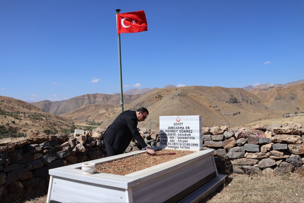 kaymakamlikcat's tweet photo. Kaymakamımız Erkan ŞAHİN, beraberinde İlçe Jandarma Komutan V. Yüzbaşı İhsan GÖVLER, İlçe Emniyet Müdür V. Başkomiser Resul DURSUN, İlçe Müftüsü Uğur İNCE ve SYDV Müdür V. Yahya KURT ile şehadetinin yıl dönümü vesilesiyle kahraman şehidimiz Jandarma Er Mehmet SÖNMEZ’i Çimenözü Mahallesi’ndeki kabri başında ziyaret etti. 

Kaymakamımız, bu ziyaretin akabinde şehidimizin emaneti kıymetli eşlerinin ve evlatlarının Erzurum’daki ikametlerine misafir oldu.