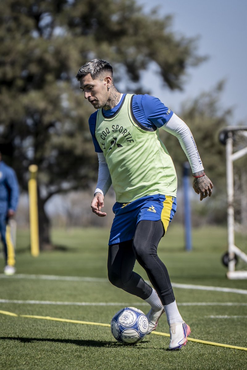 RosarioCentral's tweet photo. Nuevo día de práctica en Arroyo 🔛🔥💛💙 https://t.co/L1S1HDLouX