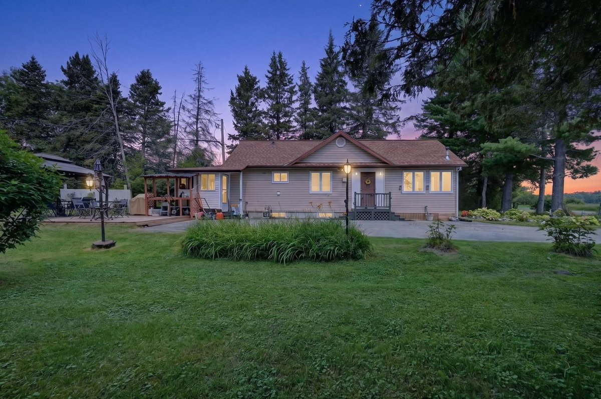 CHRealty's tweet photo. SOLD 🌊 | 7462 Carter Road, Kars

Waterfront real estate in Kars is always unique. This Rideau River property with deeded waterfront and a private dock is now sold.

https://t.co/czTesRB8Nb | 613-799-9249
#KarsOntario #RideauRiver #OttawaRealEstate https://t.co/HGefYXjgvr