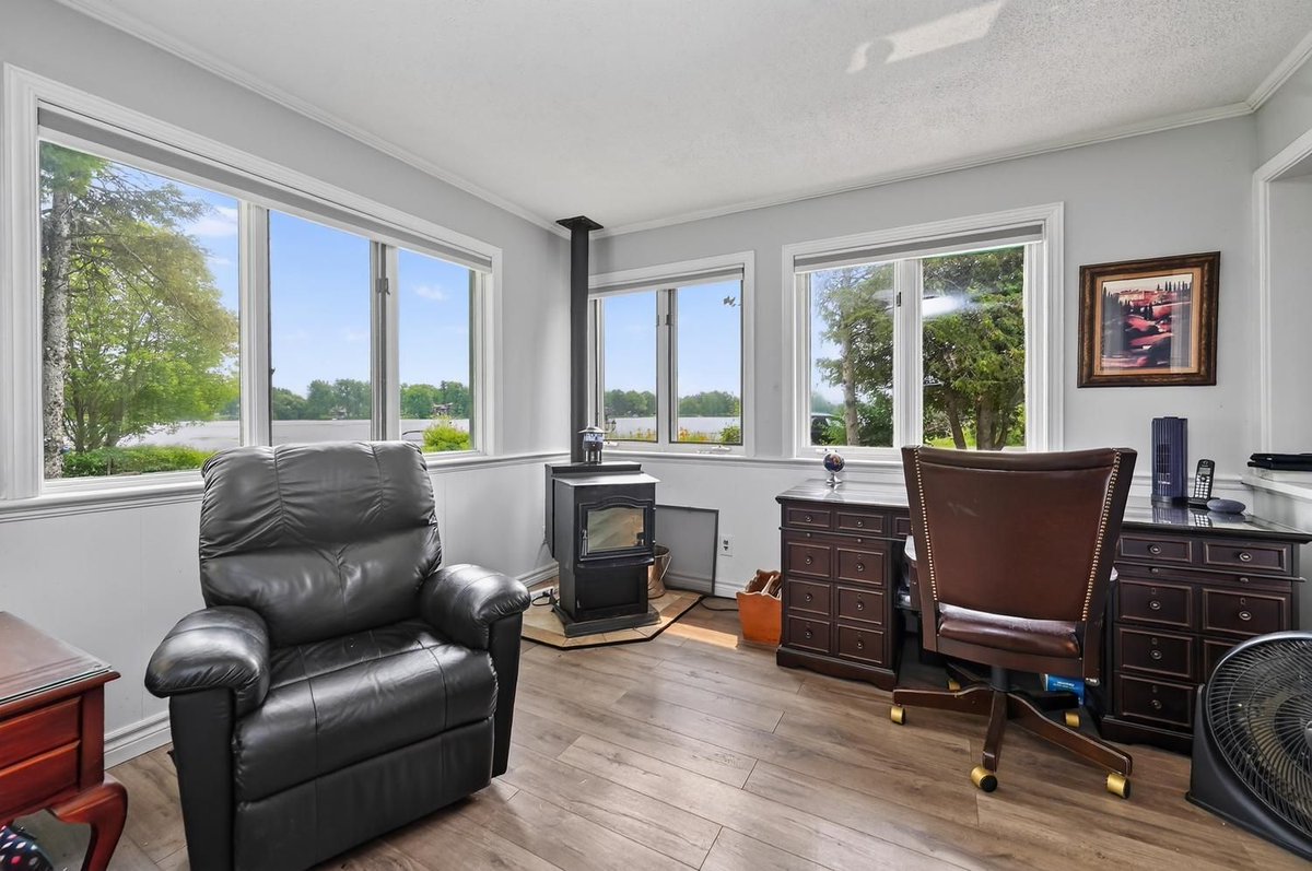 CHRealty's tweet photo. SOLD 🌊 | 7462 Carter Road, Kars

Waterfront real estate in Kars is always unique. This Rideau River property with deeded waterfront and a private dock is now sold.

https://t.co/czTesRB8Nb | 613-799-9249
#KarsOntario #RideauRiver #OttawaRealEstate https://t.co/HGefYXjgvr