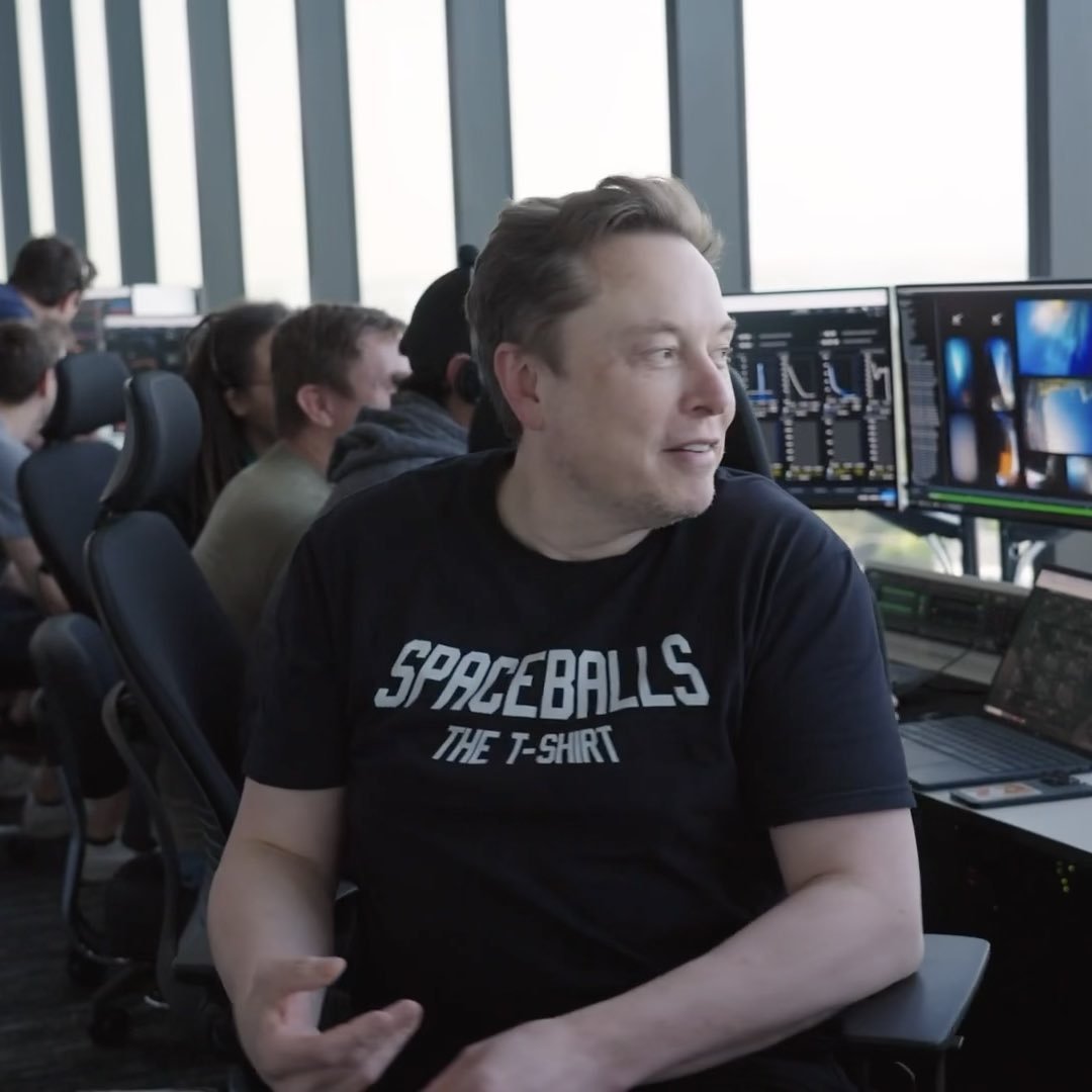 oisoupg's tweet photo. I'm wearing a “Spaceballs” T-shirt in the Starship control room. 🚀 https://t.co/Xw9DFUc1H2