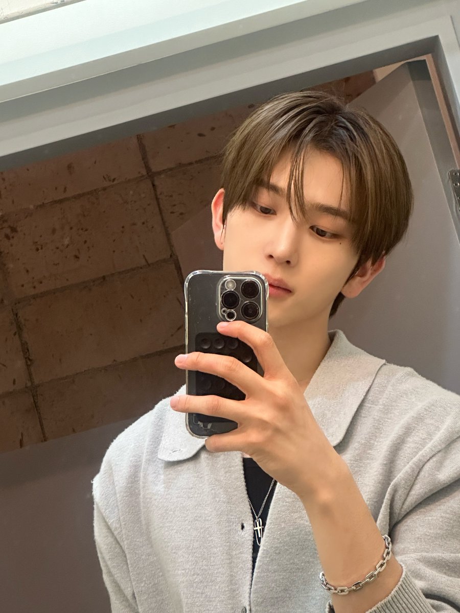 by_EPEX's tweet photo. 겉옷 챙기구 다녀요😄

#EPEX #이펙스 #BAEKSEUNG #백승 #백전백승 https://t.co/h2o3kgnN3f