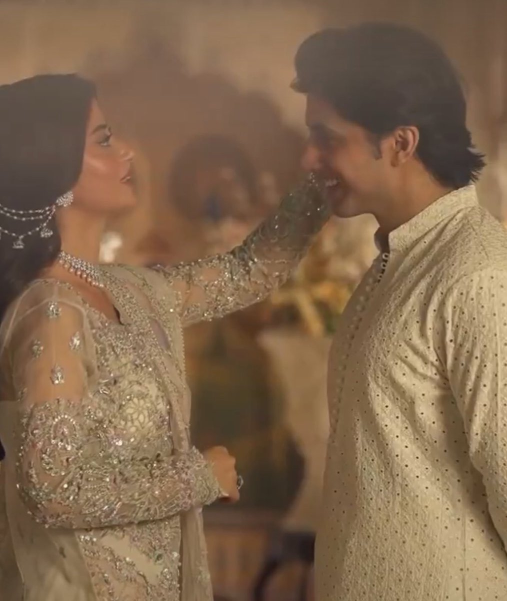 goldenlitee's tweet photo. SarBiya coded.. Big smile of Sarbuland seeing his Zarmala setting his hair before entering their walima hall😍😍

#sarbiya #Zanjeerain #dansa https://t.co/TgQOsZvXeO