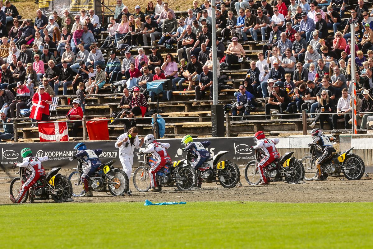 FIM_live's tweet photo. 🇬🇧 Great Britain defends FIM Long Track of Nations title at Roden!
Read more ➡️ https://t.co/2zAWMVndkF
#FIM #FIMlo,gTrack https://t.co/ePjTZUOWwh