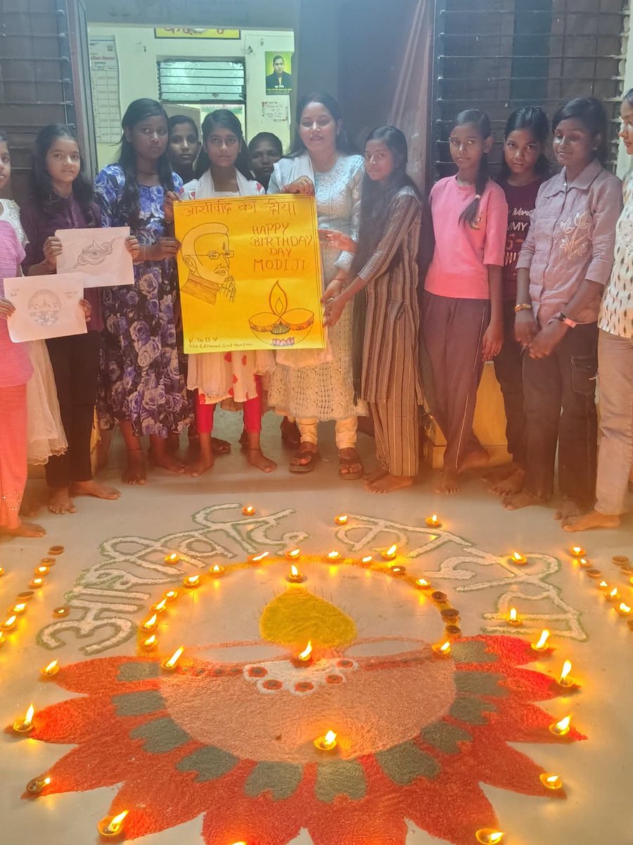 Skp586's tweet photo. “आशीर्वाद की रोशनी, बेटियों की कल्पनाओं के संग।” 🪔✨
सेवा संकल्प अभियान के अंतर्गत कस्तूरबा गांधी आवासीय बालिका विद्यालय  की बेटियों ने ‘आशीर्वाद का दिया’ विषय पर चित्रकला प्रतियोगिता में उत्साहपूर्वक प्रतिभाग किया।
#सेवासंकल्पअभियान #आशीर्वादकादिया #KGBV #BALDIRAI https://t.co/kqavt0N6y3