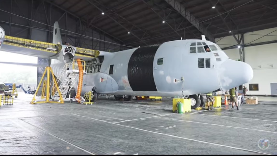 Drethegrater's tweet photo. Before-and-after of the PAF’s sole operational Lockheed Martin C-130B Hercules airlift aircraft #3633, being refurbished by the 410th Maintenance Wing since 2020.

Nothing new, really. The PAF has been doing this since the early 2010s. https://t.co/vao9i2Iitw