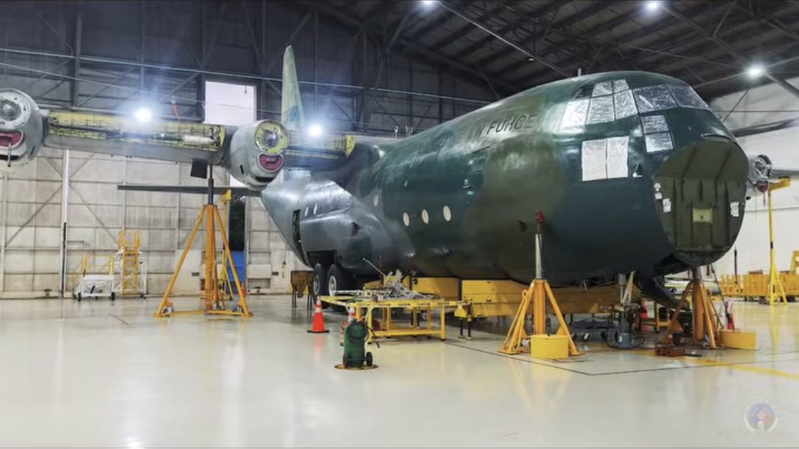 Drethegrater's tweet photo. Before-and-after of the PAF’s sole operational Lockheed Martin C-130B Hercules airlift aircraft #3633, being refurbished by the 410th Maintenance Wing since 2020.

Nothing new, really. The PAF has been doing this since the early 2010s. https://t.co/vao9i2Iitw