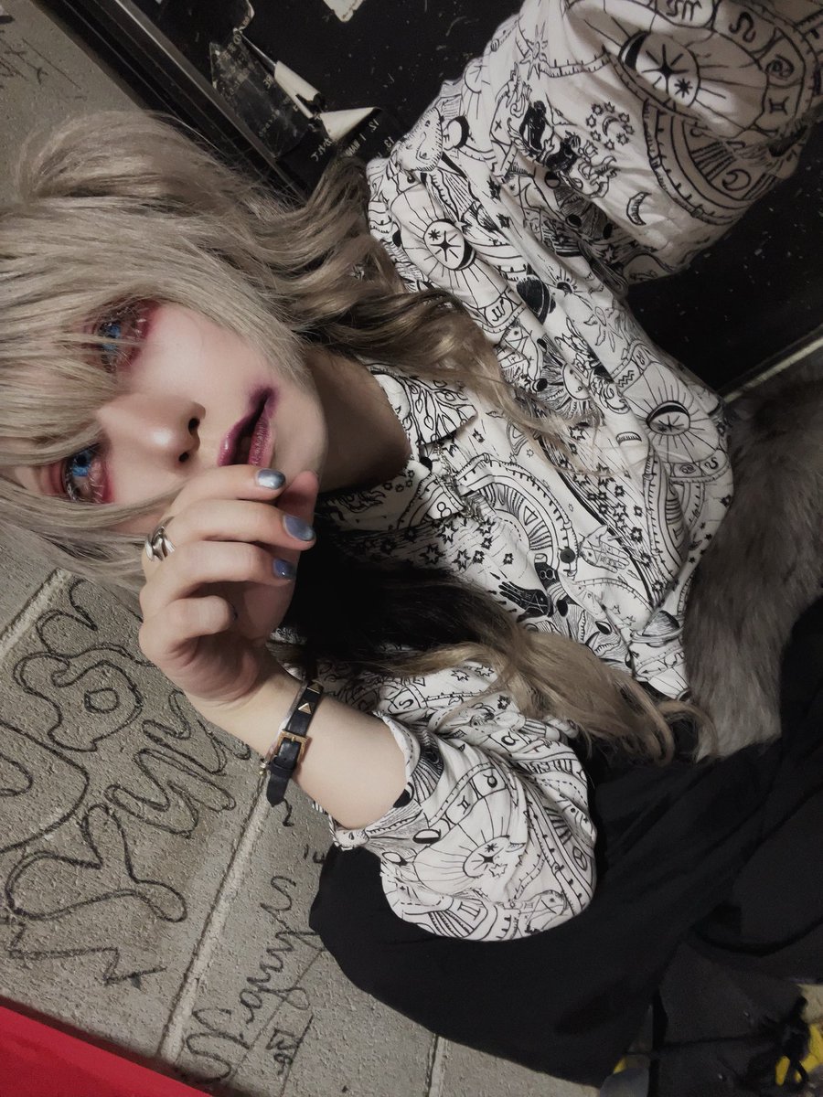 masato_mosaic's tweet photo. 9.17 神戸VARIT. お疲れ様でした、見てくれたみんなありがとう。
上がった拳も笑顔も届けてくれた声も全部が宝物だった。忘れないようにしないといけない。
そして毒さんのMCを聞いてこの人にお願いしてよかったって心底思いました。
モザヰクを、アスカの歌う場所を、一緒に守ってくれてありがとう。 https://t.co/VlsP0G0wLZ
