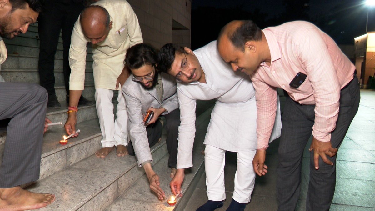 deepakmhaskey's tweet photo. आज प्रधानमंत्री श्री @narendramodi जी के जन्मदिन पर उनके उत्तम स्वास्थ्य, दीर्घायु और निरंतर देशसेवा के लिए भाजपा राष्ट्रीय कार्यालय में #AshirwadKaDiya प्रज्ज्वलित किया। 🪔

मोदी जी ने अपने नेतृत्व से भारत को विकास, आत्मनिर्भरता और राष्ट्रनिर्माण की नई दिशा दी है। मैं ईश्वर से प्रार्थना करता हूँ कि उन्हें शक्ति और सामर्थ्य प्रदान करें, ताकि वे विकसित भारत के संकल्प को साकार करने की यात्रा को निरंतर आगे बढ़ाते रहें। 🇮🇳

प्रधानमंत्री श्री नरेन्द्र मोदी जी को जन्मदिन की हार्दिक शुभकामनाएं।

#HappyBdayPMModi