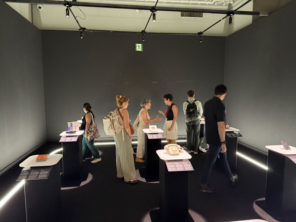 m4_social's tweet photo. 📍 Visitem l'exposició 'Tecnologia [in]visible. 20 anys transformant el món'. @MWCapital @gencat

Un recorregut per 🔙 20 anys de transformació tecnològica per reflexionar sobre com la #tecnologia transforma la societat i quin 🔜 futur digital volem construir col·lectivament. https://t.co/gmJO6dkFYr