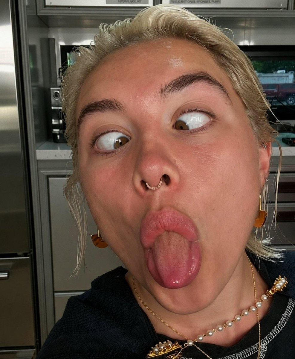 gooned4everr's tweet photo. Florence Pugh knows her retarded faces are pure goon bait just asking to be covered in thick warm globs and ropes of nut sludge 🥵💦 https://t.co/Qx0vDMDmnQ