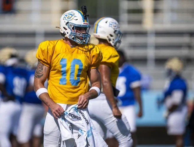 TJ3rd_'s tweet photo. Southern QB Christian Johnson turned down Marshall Faulk.

The JUCO champ from an Indiana town of less than 3,000 initially said no to the football legend who started his NFL career in his home state.

Inside Johnson's journey to Baton Rouge ⬇️

STORY: https://t.co/DiBrLNQYNB https://t.co/1kDQwFjgDS