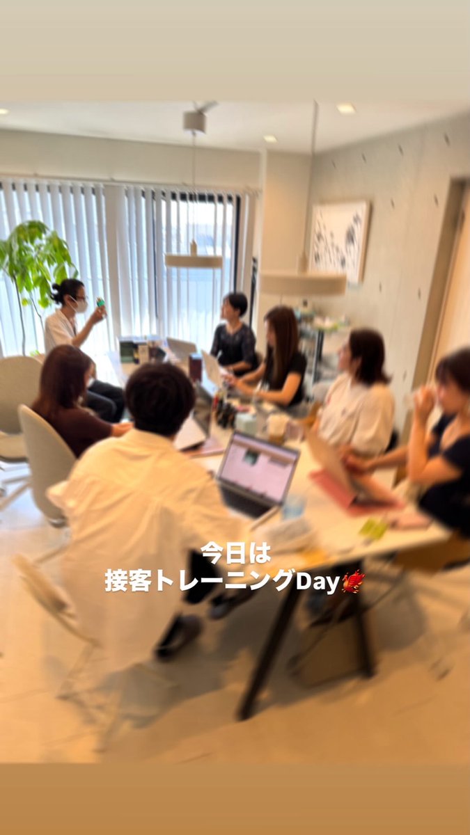 houonsyainc's tweet photo. 香水の販売員さん

時間かけて
勉強して
一人前になるまで
長い道のりと思う。

今週は鬼のトレーニングDay☺️⚡️
あ、そうでもないか😂
優しい先生たちを
お招きして…🫶

私も背筋が伸びて
フレッシュな気持ち🥴 https://t.co/RLFM2O4s8g