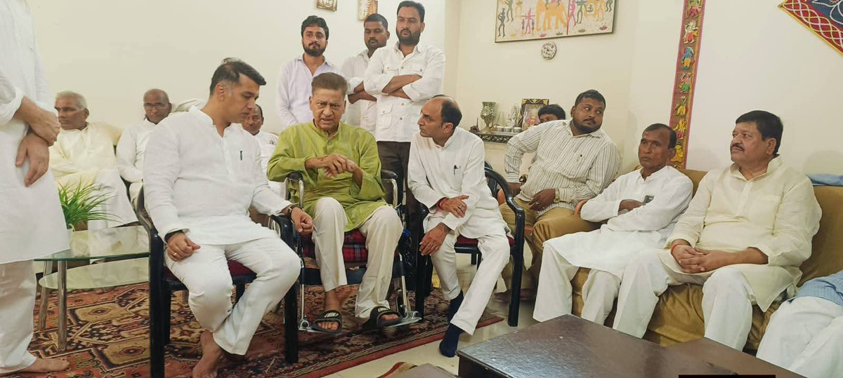 BPSinghINC_'s tweet photo. हमारे अग्रज, पूर्व सांसद एवं उत्तर प्रदेश कांग्रेस कमेटी के पूर्व अध्यक्ष डॉ. निर्मल खत्री जी की धर्मपत्नी स्वर्गीया श्रीमती वीणा खत्री जी का पिछले दिनों निधन हो गया।

आज उनके आवास पर आयोजित शांति पाठ में सम्मिलित होकर दिवंगत आत्मा की सद्गति के लिए प्रार्थना की।

ईश्वर दिवंगत आत्मा को शांति प्रदान करें और शोकाकुल परिवार को इस असह्य दुःख को सहन करने की शक्ति दें। 🙏

📍 अयोध्या, उत्तर प्रदेश