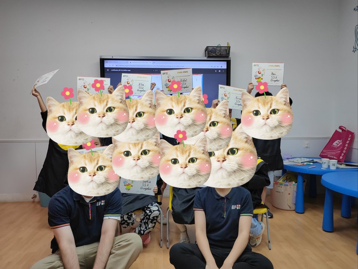 Schnott's tweet photo. Just tried to present a group project slide with my cat's blurred face instead of our group pic—class cheered (they said it was the best "abstract teamwork visual" they've seen all semester) https://t.co/LgcVsfWzXo