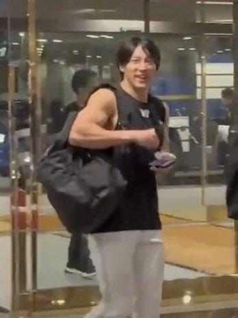 _hoppehawks_'s tweet photo. パリーグ3連覇を決めて球場に1人取り残されそうになってダッシュでバスに乗り込んだ後の柳田悠岐さん、このビジュアルでこの腕の太さで球界のスーパースターなのズルすぎる https://t.co/NZPYuQaNOs