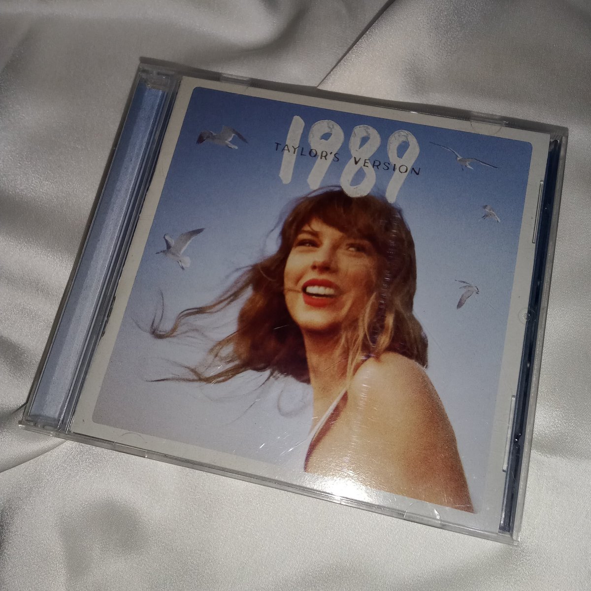 gadi5awah's tweet photo. wts preloved original cd 
taylor swift 1989 (taylor's version) 150k
sabrina carpenter short n' sweet 145k

dom jaksel
detail &amp; link co di thread
#taylorswift #sabrinacarpenter #zonauang https://t.co/BkN92s1YgM