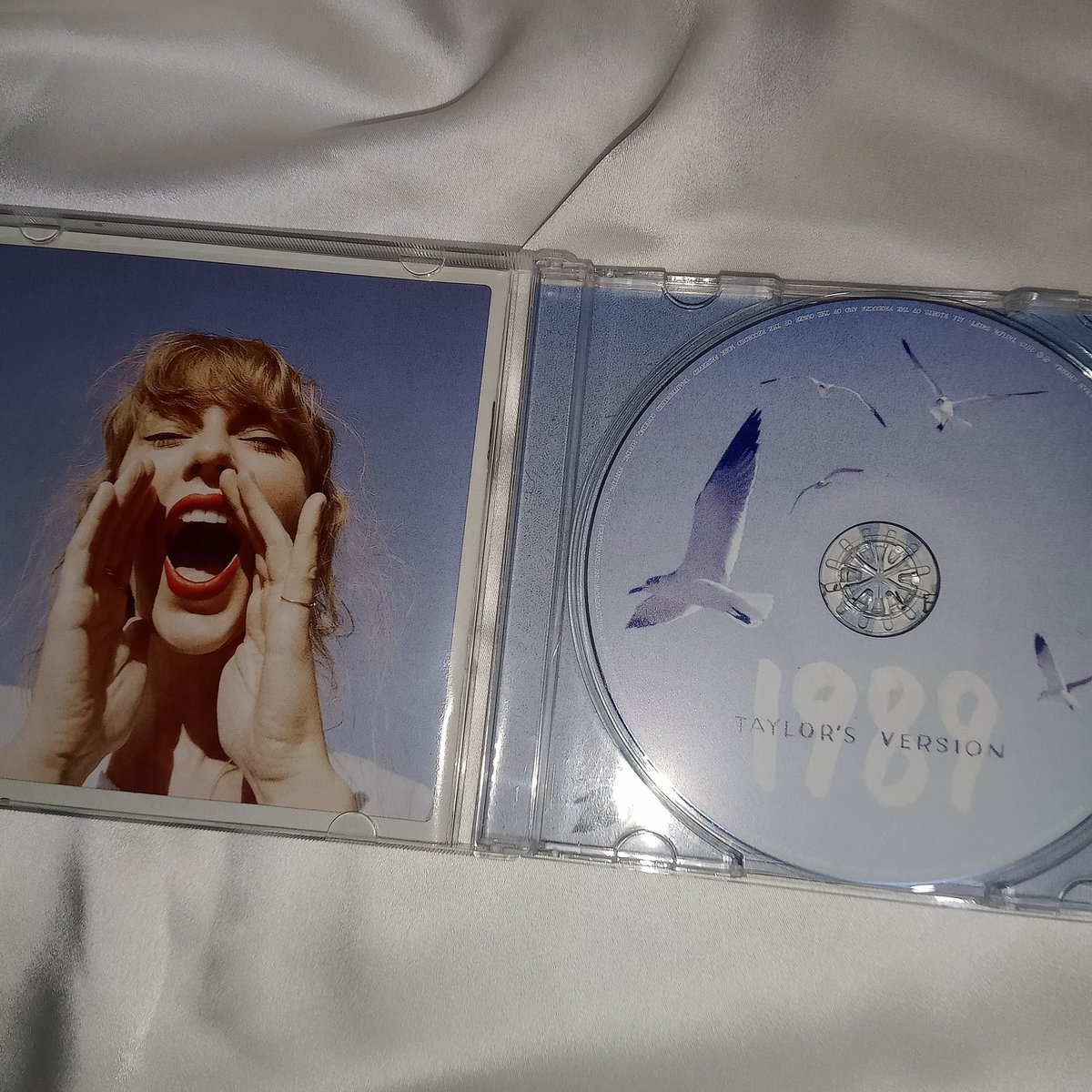 gadi5awah's tweet photo. wts preloved original cd 
taylor swift 1989 (taylor's version) 150k
sabrina carpenter short n' sweet 145k

dom jaksel
detail &amp; link co di thread
#taylorswift #sabrinacarpenter #zonauang https://t.co/BkN92s1YgM