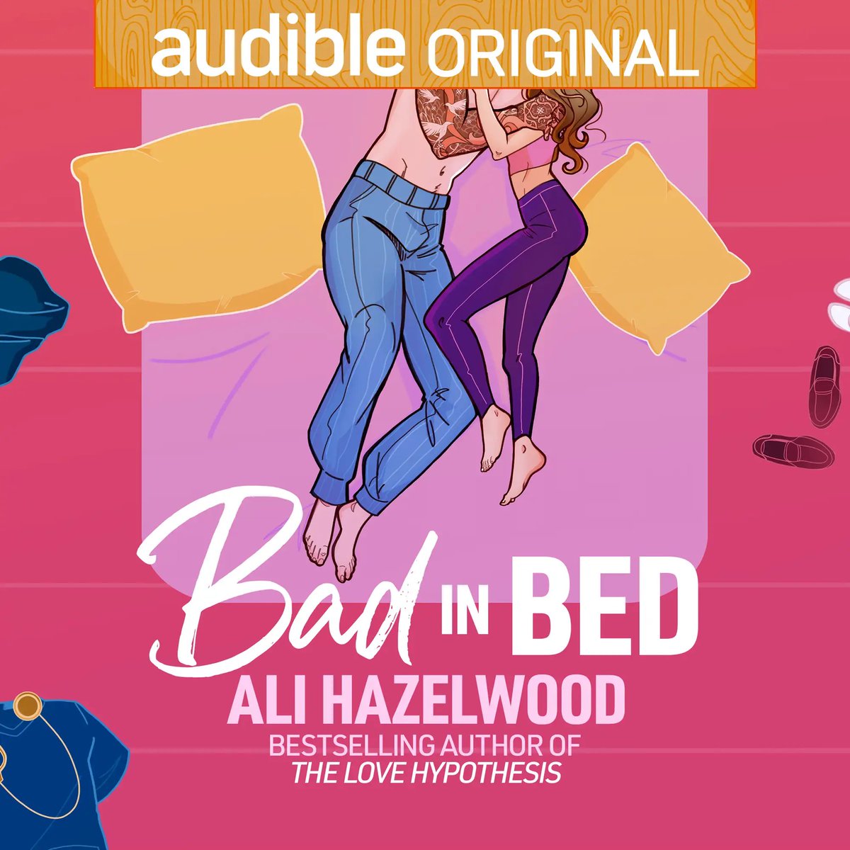 litteraverso's tweet photo. 🚨 Ali Hazelwood anuncia “Bad in Bed”, nova novela pela Audible, para 22 de outubro.

• Sinopse

Billie van Buren, uma estudante de doutorado que sempre teve um plano rígido para sua vida — até que seu noivado termina repentinamente e publicamente, virando seu mundo de cabeça para baixo. 

Para piorar a situação, Billie tem seus próprios dramas no trabalho, principalmente com o Dr. Maxwell Austen, um residente de medicina que é o seu completo oposto. Maxwell é charmoso, confiante e um pouco rebelde — o que faz com que os dois evitem se encontrar sempre que possível.

Mas quando Billie e Maxwell precisam trabalhar juntos, são forçados a deixar de lado o passado de rivalidade.