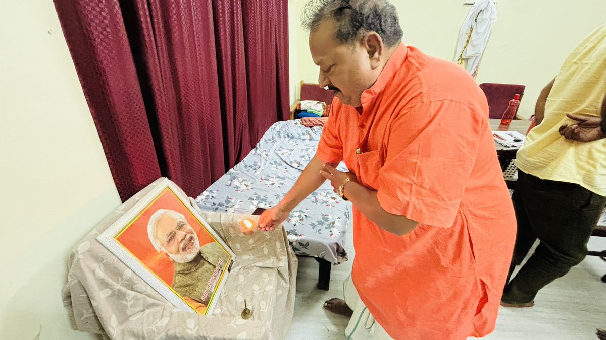 bjpramsurat's tweet photo. आज लखनऊ स्थित अपने सरकारी आवास पर देश के यशस्वी प्रधानमंत्री आदरणीय श्री नरेंद्र मोदी जी के जन्मदिन के शुभ अवसर पर उनकी आरती उतारकर आशीर्वाद का दीप प्रज्वलित किया।
@narendramodi  @PMOIndia  @BJP4India  @BJP4UP #mlcramsuratrajbhar https://t.co/NkVOSEazg5