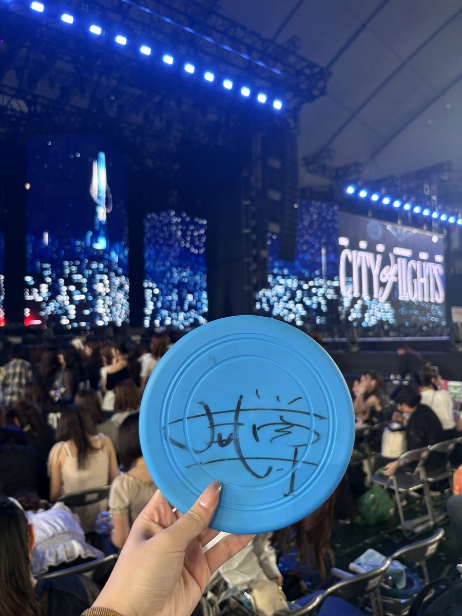 udonsuko0830's tweet photo. たけちーの投げたフリスビー、気づいたら私の胸の中にありました🙈🥺💓

#INI_CITY_OF_LIGHTS_東京ドーム https://t.co/O4E9gV7iwT