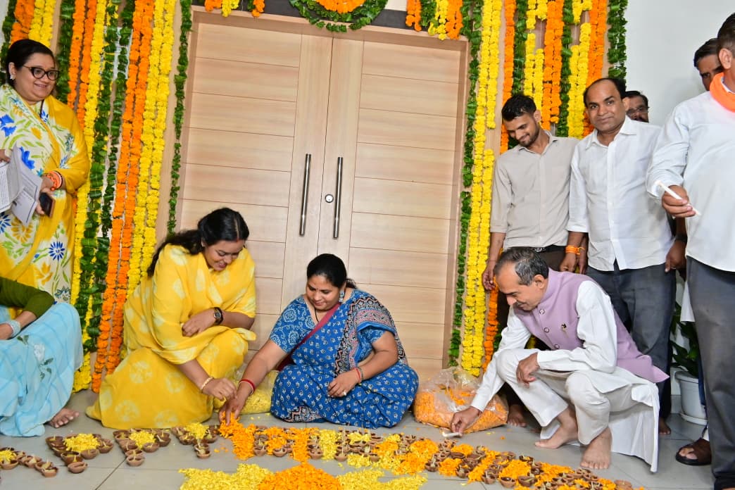 BJP4Rajasthan's tweet photo. माननीय प्रधानमंत्री श्री @narendramodi जी के जन्मदिवस के अवसर पर आज जयपुर स्थित भाजपा प्रदेश कार्यालय में भारतीय जनता पार्टी राजस्थान के प्रदेश पदाधिकारियों एवं कार्यकर्ताओं ने ‘आशीर्वाद का दीया’ प्रज्वलित कर प्रधानमंत्री जी के उत्तम स्वास्थ्य, दीर्घायु एवं यशस्वी जीवन की मंगलकामना की।

इस अवसर पर भाजपा प्रदेश अध्यक्ष श्री @madanrrathore, प्रदेश महामंत्री (संगठन) श्री @ajaeybjp, प्रदेश महामंत्री श्री @_kailashmeghwal, राज्य मंत्री (स्वतंत्र प्रभार) श्री @officialkharra, प्रदेश मंत्री डॉ. अपूर्वा सिंह, महिला मोर्चा की राष्ट्रीय उपाध्यक्ष श्रीमती @poojakapilmisra सहित पार्टी पदाधिकारी एवं कार्यकर्ता उपस्थित रहे।

#HappyBdayPMModi
#SevaSankalpAbhiyan
#AashirwadKaDiya