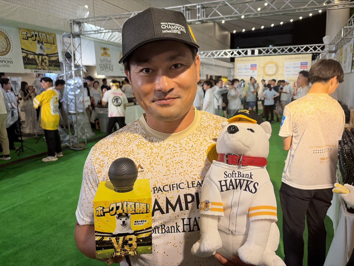 SLP_HAWKS's tweet photo. ／
福岡ソフトバンクホークス リーグ優勝記念特番📺✨
＼

ビールかけがまもなく始まります🍻
選手たちの歓喜の姿にご注目ください！

リポーターの森唯斗さんもやる気満々のこの表情です😂

スポーツライブ＋chにて引き続きご視聴ください！👀

#sbhawks https://t.co/YKjubXVSdw