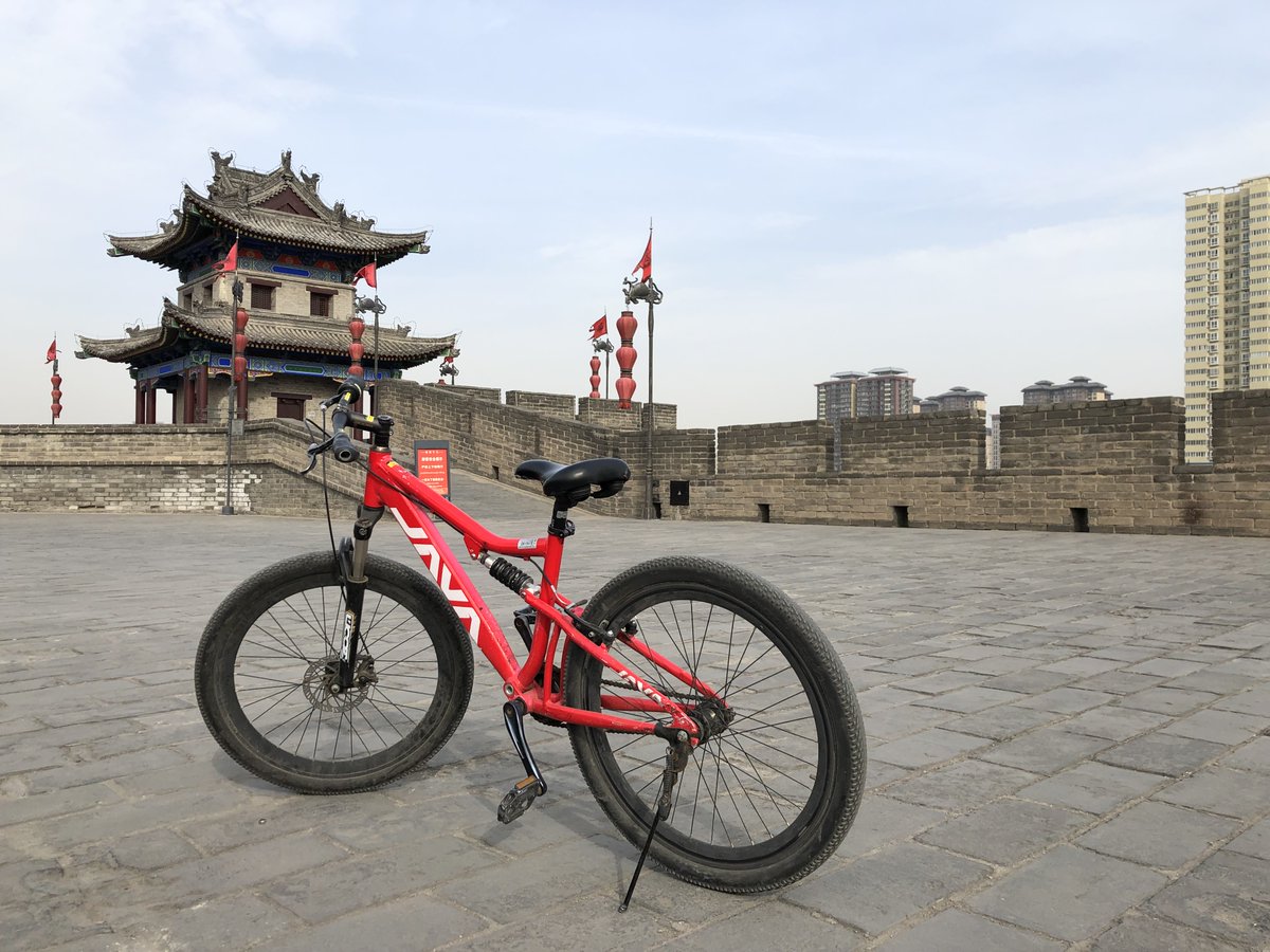 akatuki_kz's tweet photo. #中国に行ったことのない人に中国の空気を伝えよう
街中にリアル城壁があるし、なんならその上をサイクリングできる。 https://t.co/qb9esuc7AJ