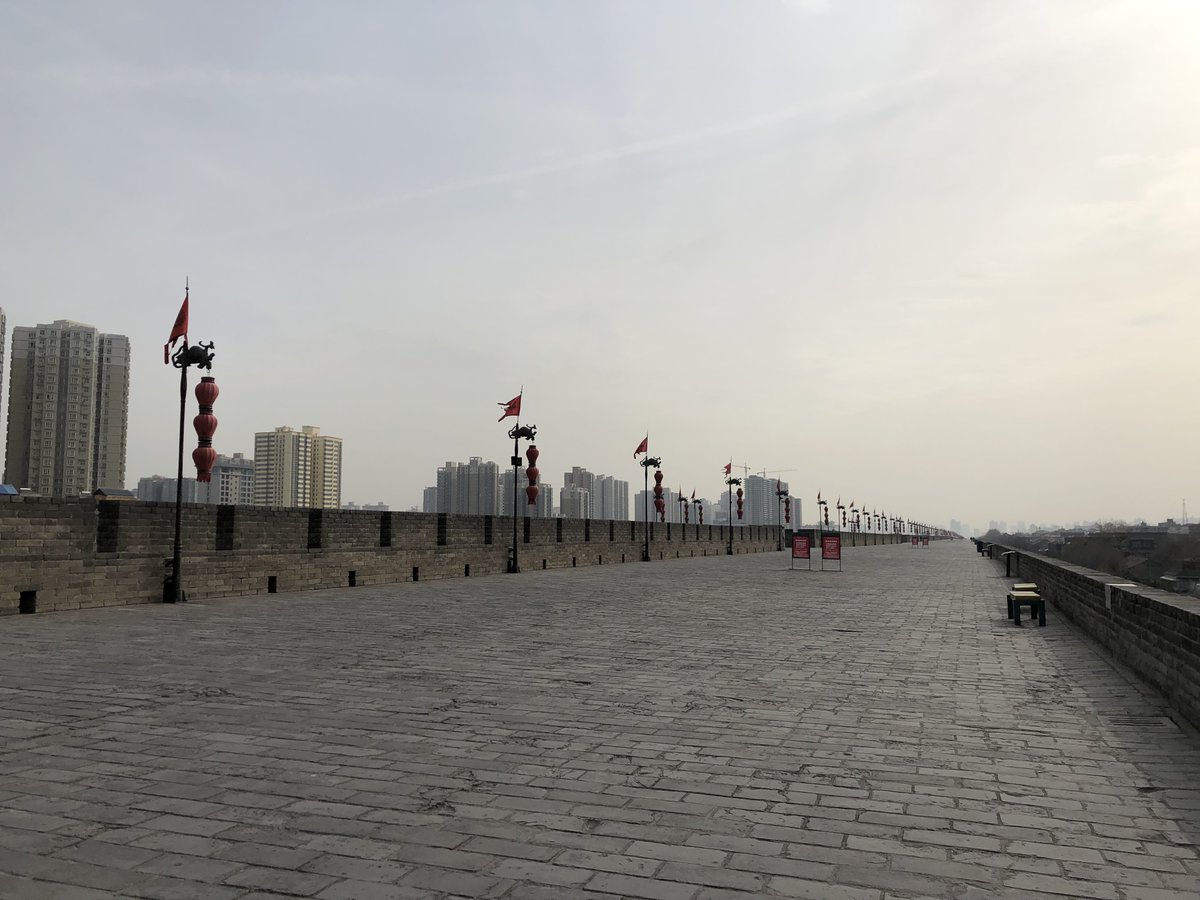akatuki_kz's tweet photo. #中国に行ったことのない人に中国の空気を伝えよう
街中にリアル城壁があるし、なんならその上をサイクリングできる。 https://t.co/qb9esuc7AJ