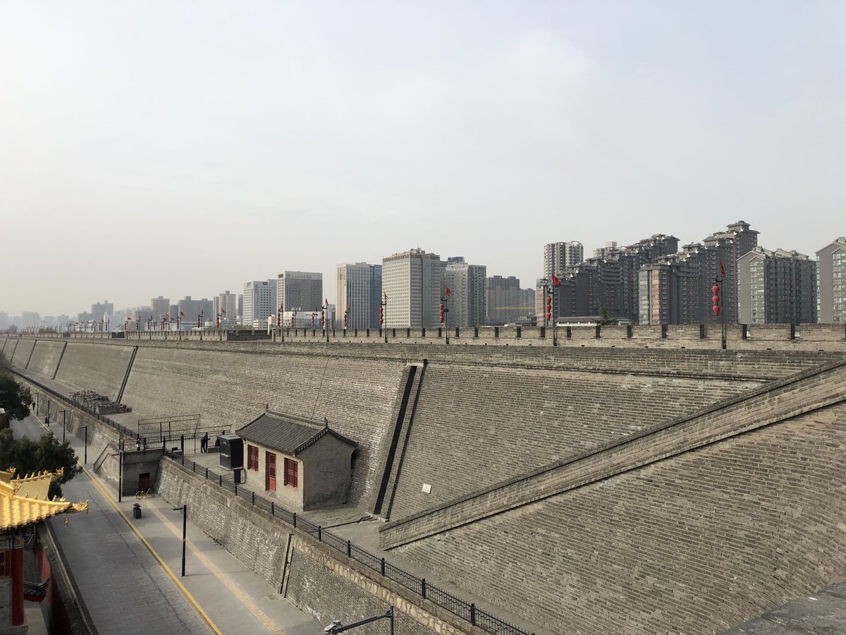 akatuki_kz's tweet photo. #中国に行ったことのない人に中国の空気を伝えよう
街中にリアル城壁があるし、なんならその上をサイクリングできる。 https://t.co/qb9esuc7AJ