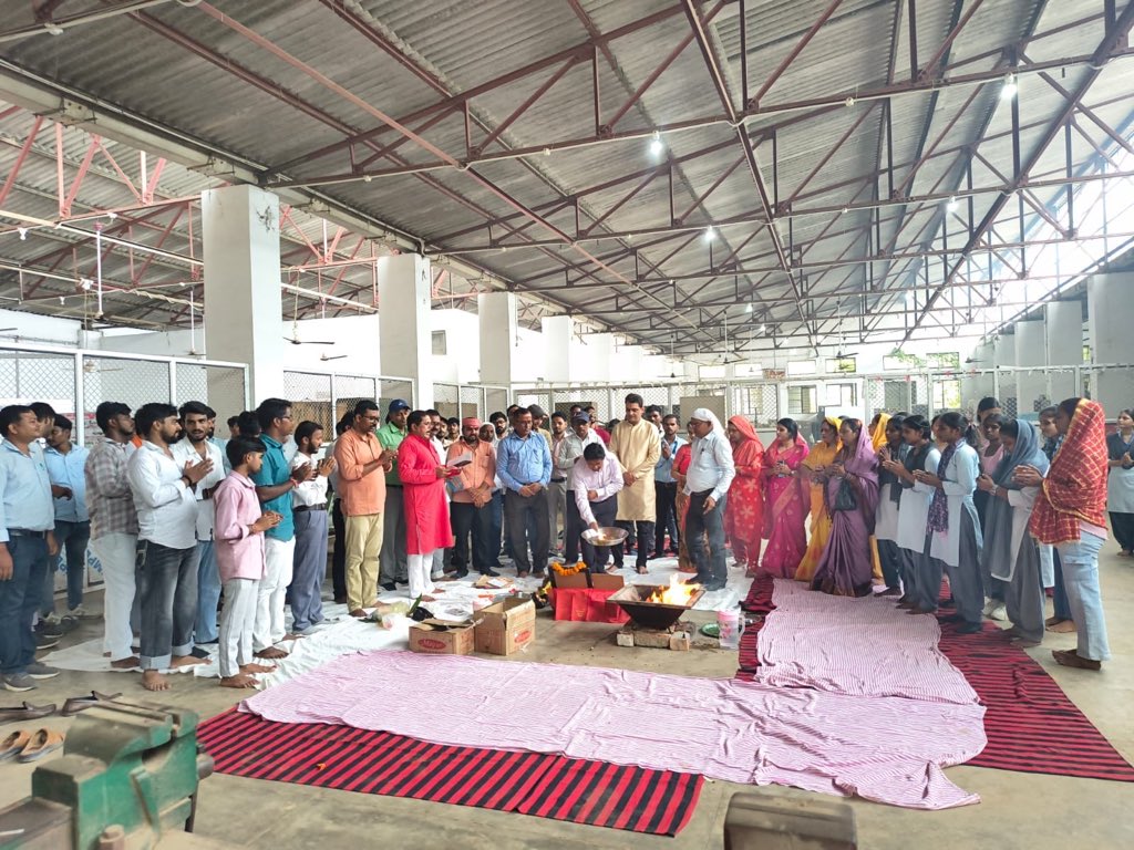 gitigkp's tweet photo. ⚙️संस्थान में विश्वकर्मा पूजा महोत्सव का आयोजन।
औजारों में शक्ति, कौशल में प्रगति और मेहनत में सफलता—इन्हीं शुभकामनाओं के साथ भगवान विश्वकर्मा को नमन।
जय श्री विश्वकर्मा! 🙏🔧
कौशल • सृजन • समर्पण • राष्ट्र निर्माण 🇮🇳
@UPSDMOfficial https://t.co/xehDwtyIrZ