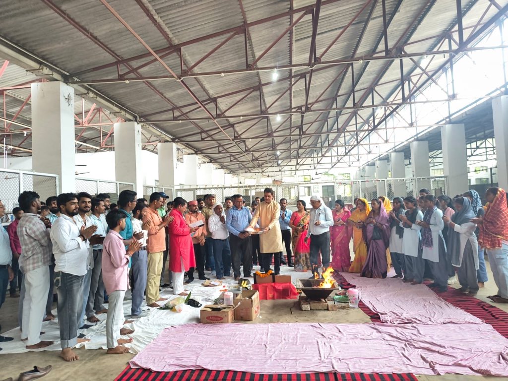 gitigkp's tweet photo. ⚙️संस्थान में विश्वकर्मा पूजा महोत्सव का आयोजन।
औजारों में शक्ति, कौशल में प्रगति और मेहनत में सफलता—इन्हीं शुभकामनाओं के साथ भगवान विश्वकर्मा को नमन।
जय श्री विश्वकर्मा! 🙏🔧
कौशल • सृजन • समर्पण • राष्ट्र निर्माण 🇮🇳
@UPSDMOfficial https://t.co/xehDwtyIrZ