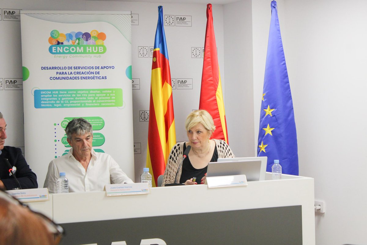 concoval's tweet photo. ⚡ Tanquem la jornada “Comunitats energètiques. Administració local i cooperativisme: una aliança que funciona” amb una idea clara: la transició energètica també es construeix des de la cooperació.

Durant la trobada, Maria José Vañó ha presentat una guia executiva per a municipis que facilita el desenvolupament de comunitats energètiques cooperatives, abordant models de participació, instruments jurídics i claus per impulsar aquests projectes.

També hem conegut experiències de Catarroja Renovable, Requena Renovable, @aeioLuz, l’Ajuntament d’Higueruelas i la Cooperativa Elèctrica de Guadassuar, exemples de com la col·laboració entre administracions, cooperatives i ciutadania pot generar solucions energètiques de proximitat.

🤝 Cooperar, compartir i avançar cap a un model energètic més participatiu.

#ProyectoEncomHub #ENCOMHUB #EnergyCommunities @EU_Commission @GVAivace @itenergia #AESS #EmiliaRomagna #Innovacoop #AuvergneRhôneAlpes #AlterAlsaceEnergies #FederacionCooperativasEléctricas #CleantechBulgaria