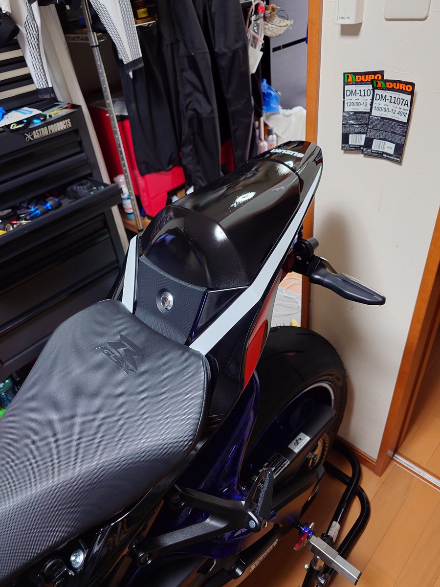 GsxShougo's tweet photo. 雨で走れない時のごそごそ

色違いの
シングルシートを頂いたので
余ってたラッピングシート
↑はやっぱり違う

黒に塗装。
やっぱりこれだな〜 https://t.co/Eoe0vyIf4M