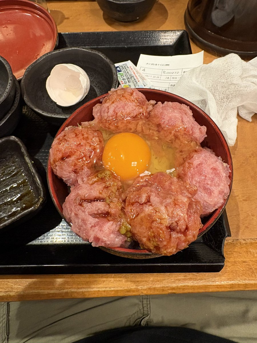 aki_yui0420's tweet photo. しんぱち食堂の結論パ

・厳選高級ネギトロ×6
・ご飯大盛り
・生卵

お値段なんと税込935円！

これに味噌汁(55円)を付けても税込990円
しかもめちゃくちゃ美味い！

全人類、一回は試した方がいい
(※写真のきんぴらごぼうは対面の方の分です。) https://t.co/TcRZ5iw3WK