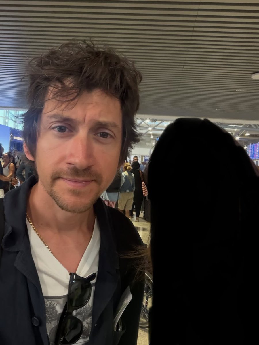 ArcticMonkeysJP's tweet photo. Alex with a fan at Athens airport today

📷 turnered_on https://t.co/OJFgzVnKZ7