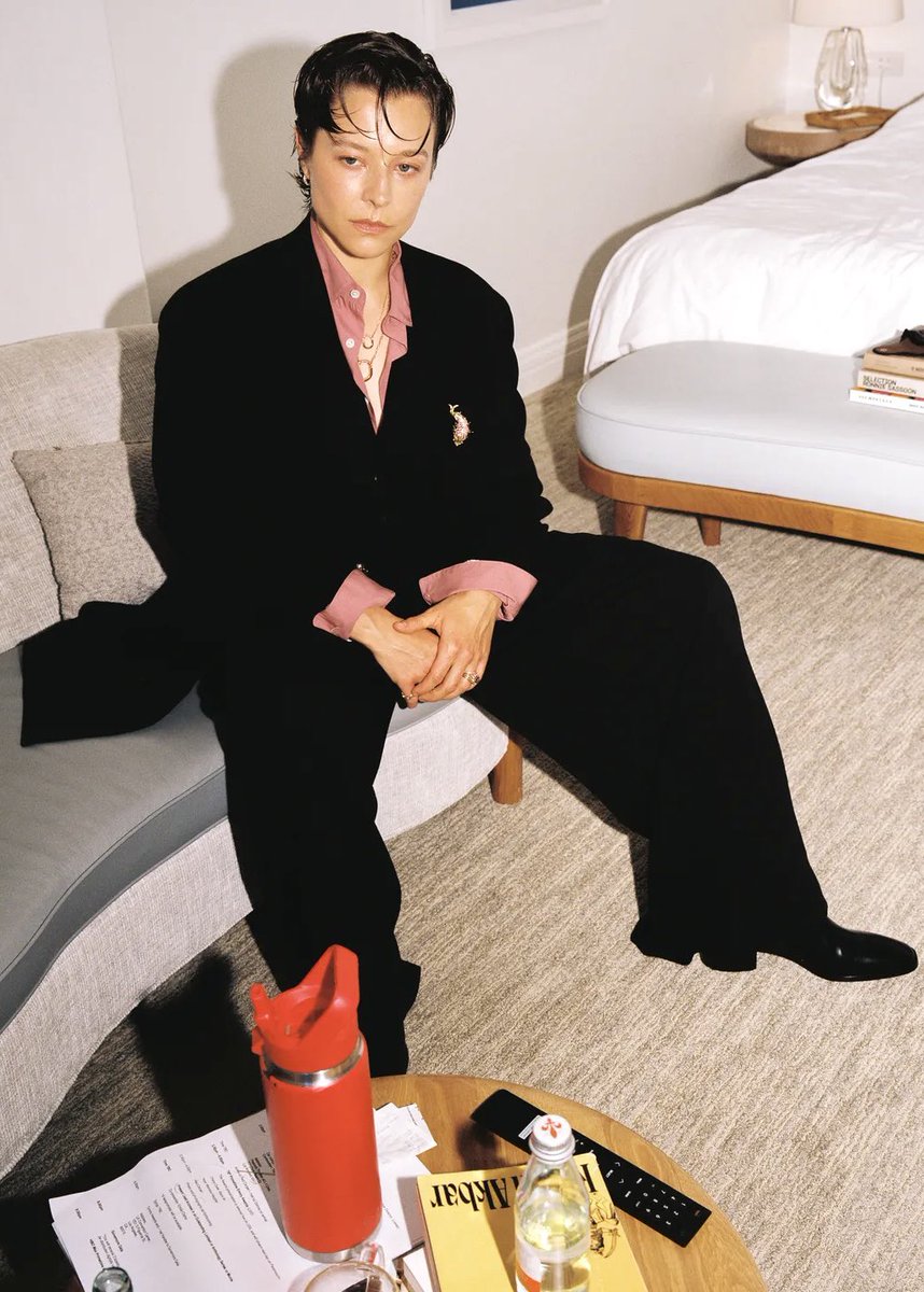 nyrhae's tweet photo. emma d'arcy manspreading agenda https://t.co/GfOy6gN0Ij