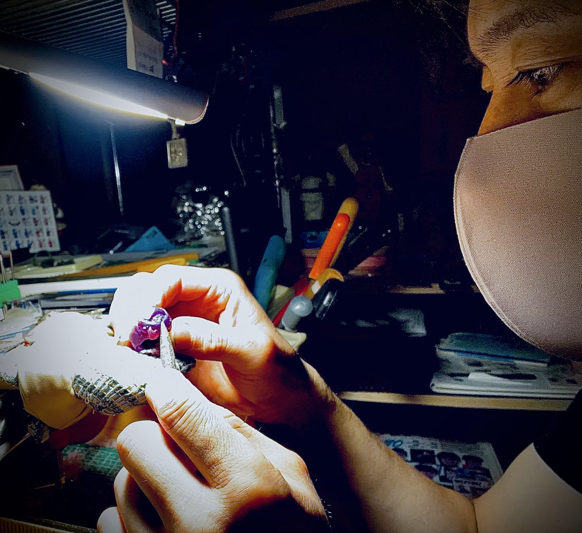 tghide's tweet photo. 今日も一削り。

趙雲の「単騎がけ」をイメージした作品。

「一身是胆」の威風堂々とした姿と、
敵中を駆け抜ける「孤高」を、
銀でどう表現するか。

まだまだ、ここから。

#シルバーアクセサリー
#三国志
#趙雲
#単騎がけ https://t.co/JblIpC7W82